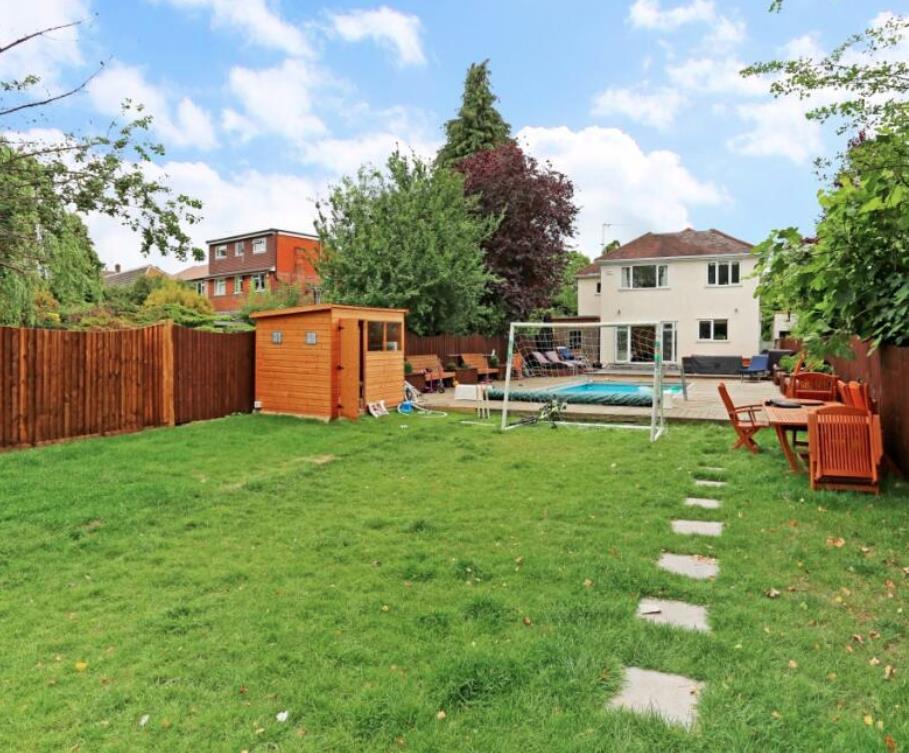 Edgwarebury Lane, Edgware